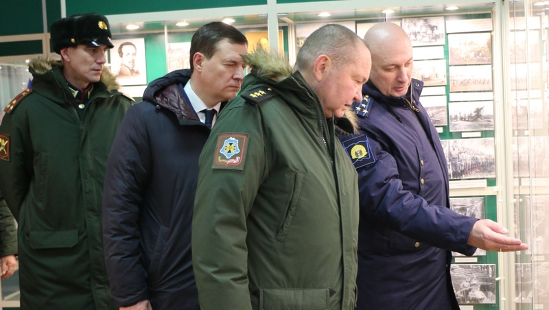    Начальник СтПКУ Вячеслав Преснухин представил высоким гостям лучшие работы кадет Фото: Пресс-служба АДЕКК