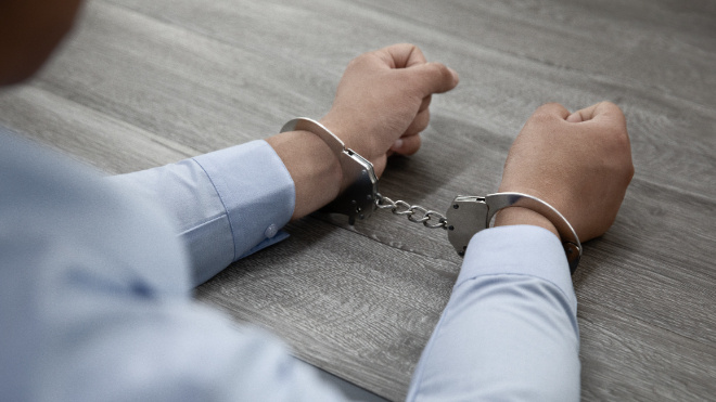 Фото: https://ru.freepik.com/free-photo/selective-focus-shot-male-hands-handcuffs-wooden-table_27573013.htm#fromView=search&page=1&position=5&uuid=18f9b4f6-4755-4251-b81b-a5b363985d80&query=%D0%BD%D0%B0%D1%80%D1%83%D1%87%D0%BD%D0%B8%D0%BA%D0%B8+