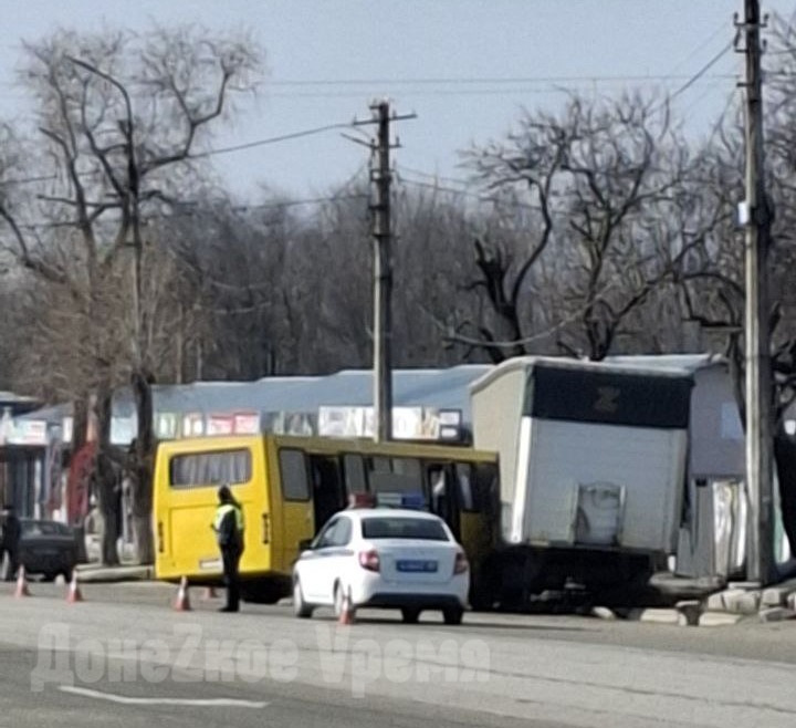 ДТП с автобусом произошло сегодня в Мариуполе /Фото от очевидцев