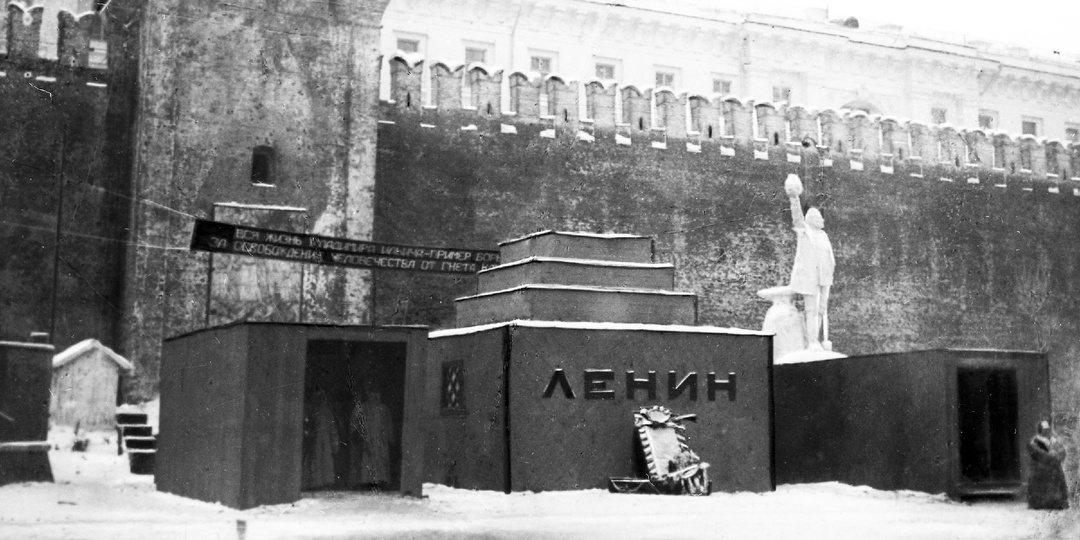 Ночь на Красной площади: от света фонарей до мрака Мавзолея