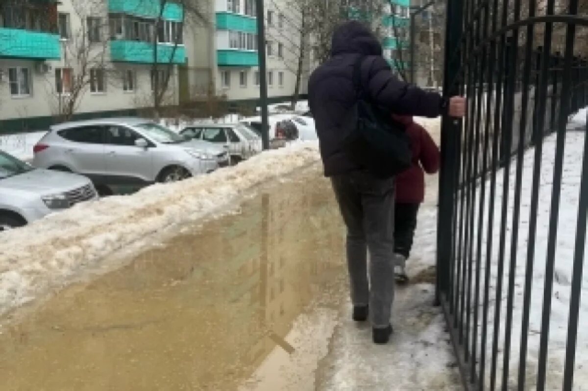    Белгородцы выкладывают фото на странице губернатора, например, о том, что дойти до школы №39 можно только вплавь.