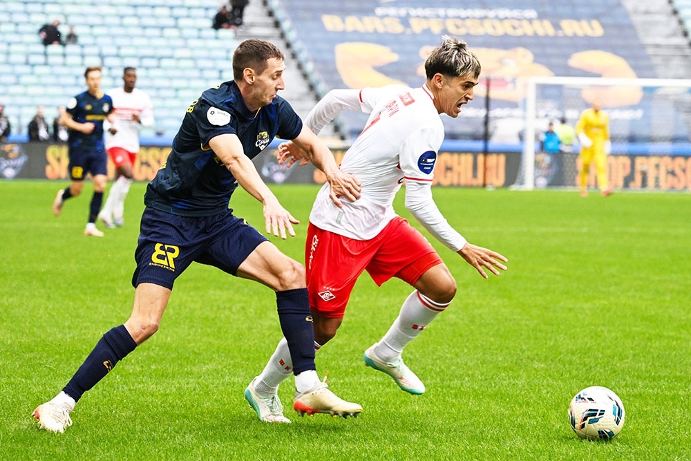    Футболисты "Спартака" (в белой форме) обязаны были выигрывать у "Сочи", чтобы сохранить реальные шансы на призовые места. Со своей задачей гости справились, победив со счетом 3:2. / РИА Новости