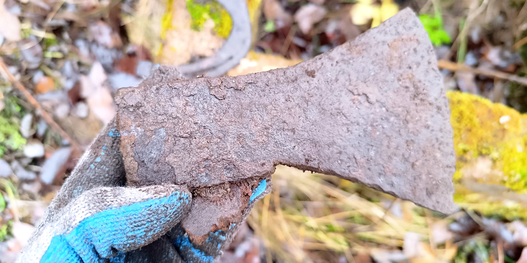 Стальное клеймо мастера: Почему знаки на финских топорах считались «оберегами», и как прочитать судьбу инструмента по ржавому железу