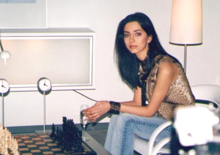 на фото Зара в юности