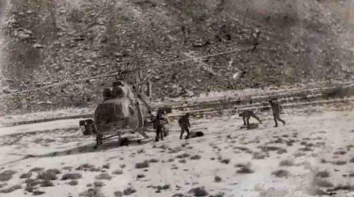 Десантирование советских пограничников на одном из горных афганских плато