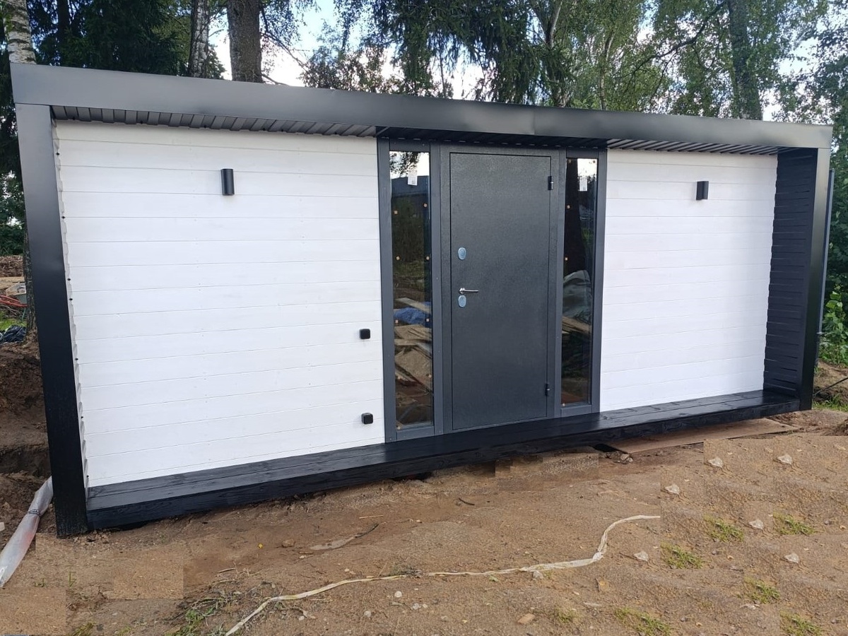 Хозблок с односкатной крышей и стальной утепленной дверью.