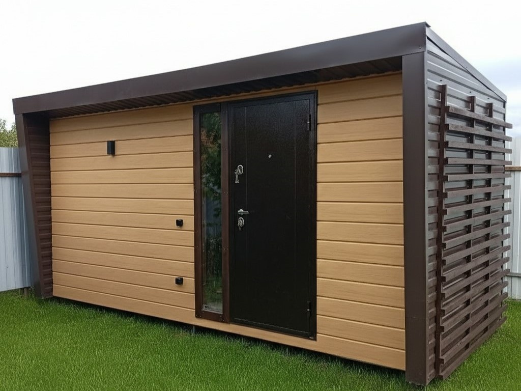 Хозблок с односкатной крышей и стальной утепленной дверью