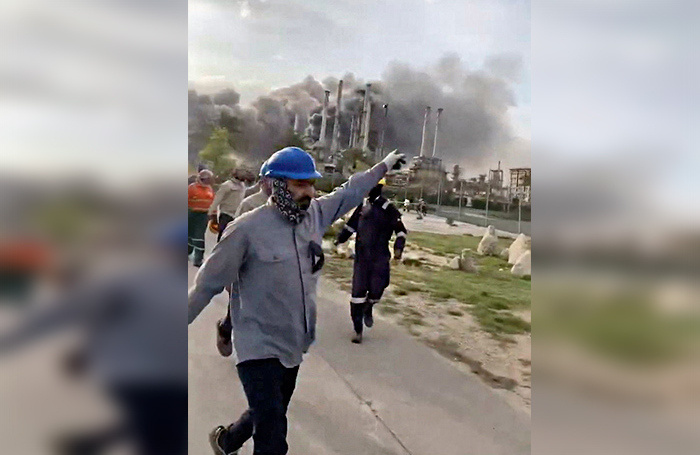    НПЗ в Рас-Тануре, Саудовская Аравия. Стоп-кадр видео.Social Media/REUTERS