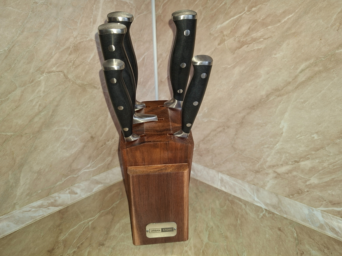 Набор ножей на подставке.