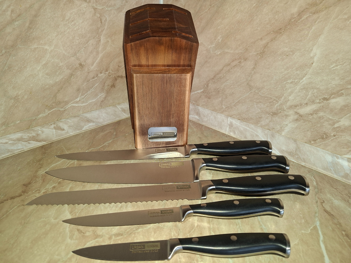 Набор ножей на подставке.