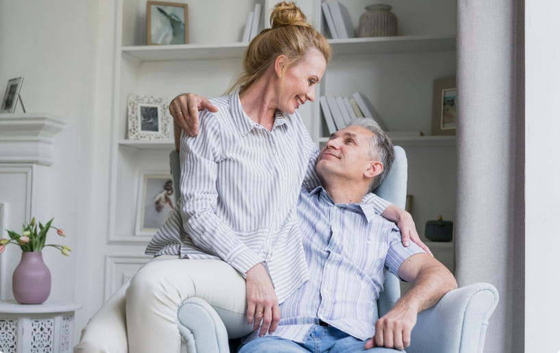 Почему интимная близость в зрелом возрасте — это не про возраст, а про чувство нужности, любовь и умение оставаться вместе, даже когда паспорт говорит «60+».