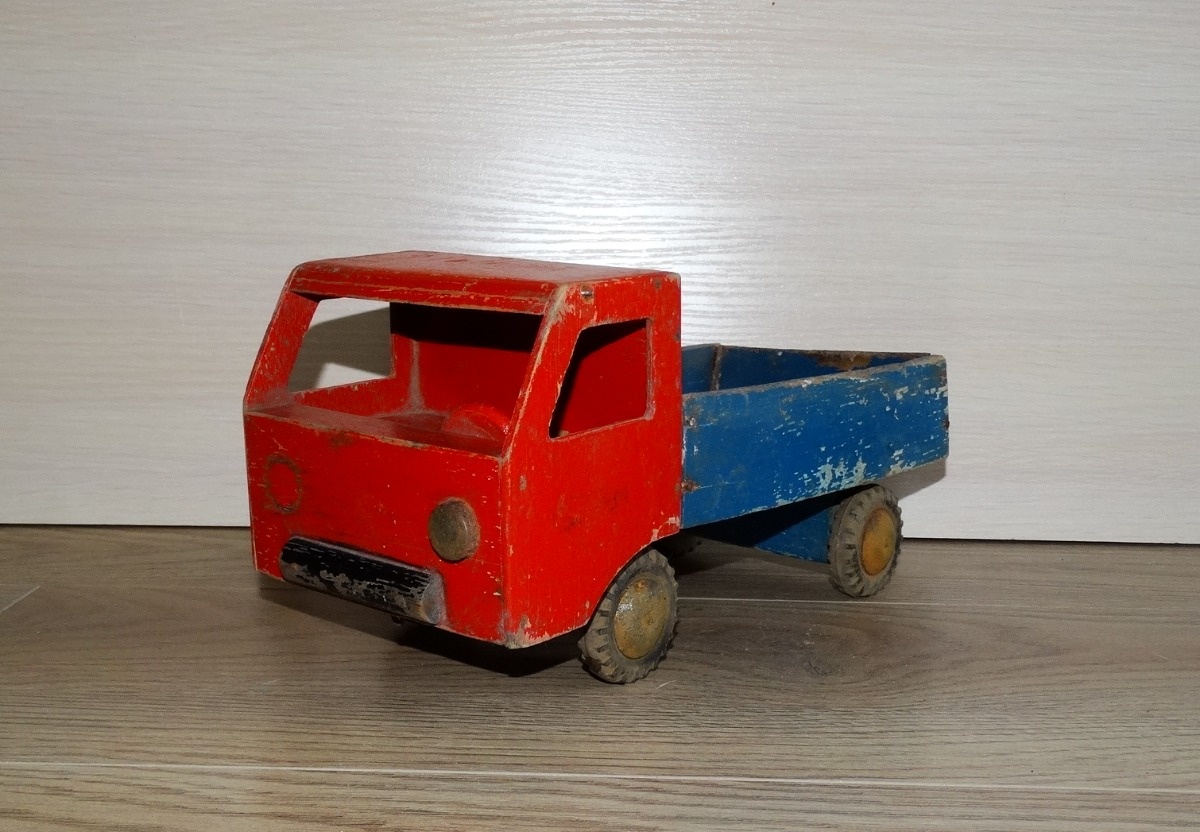 Деревянная игрушка "Автомобиль грузовой", фото автора.