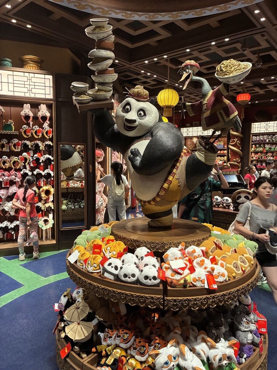Магазин, в который попадаешь после аттракциона Кунг-фу Панда.