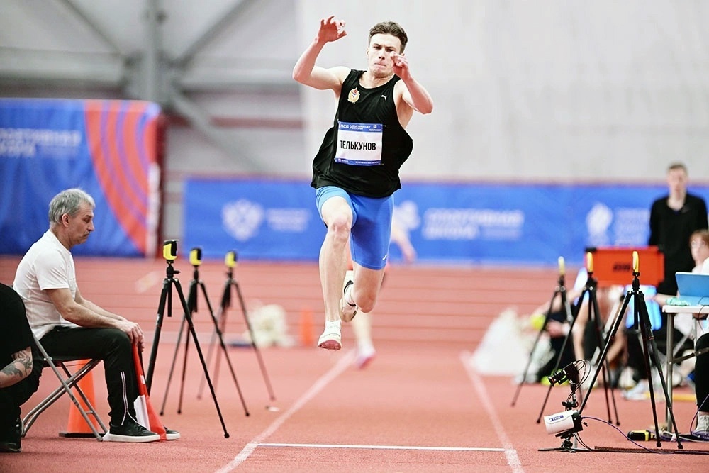    В секторе тройного прыжка Илья Телькунов в последней попытке улетел на солидные 17 м. / Владимир Сотник/ВФЛА