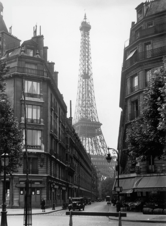 Эйфелева башня в Париже, 1920-е годы. В период, когда её содержание действительно вызывало споры, один аферист сумел убедить бизнесменов, что символ города подлежит демонтажу.