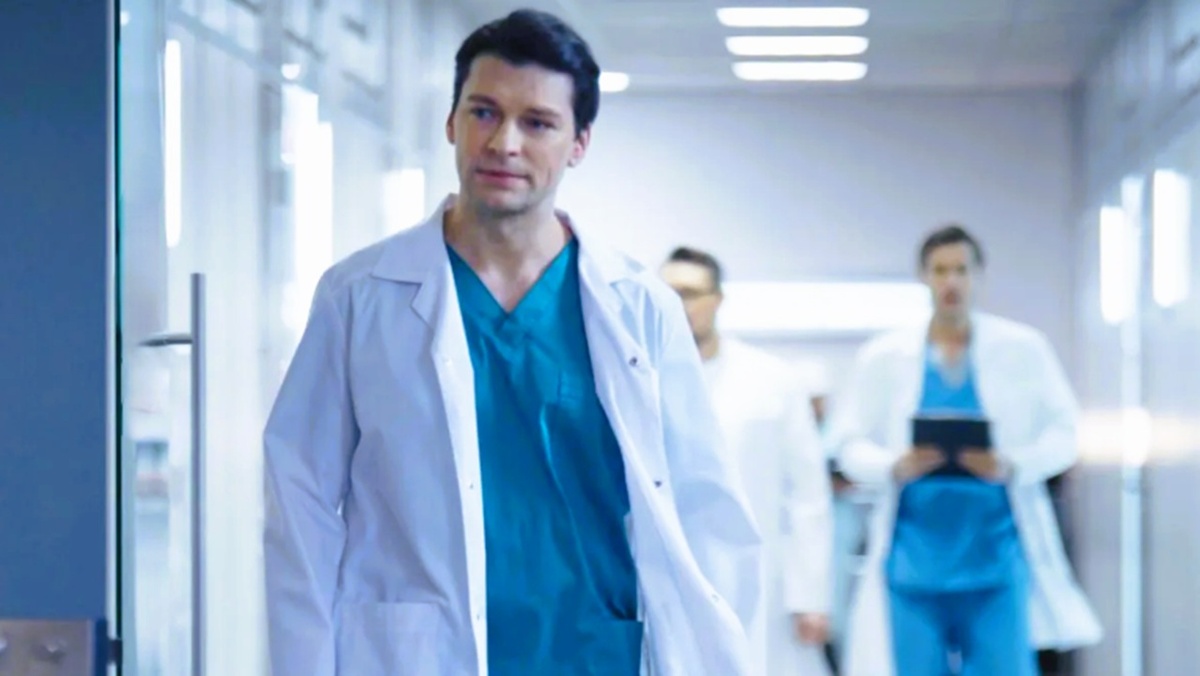 Даниил Страхов в роли врача нейрохирурга, фильм "Знахарь". (Фото из открытых источников)
