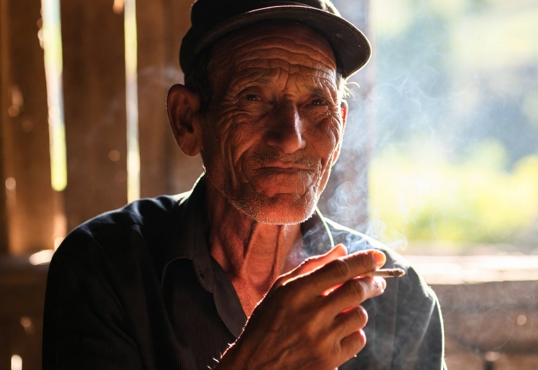 «Мой дед курил и дожил до 90»: что говорит наука о парадоксе курящих долгожителей