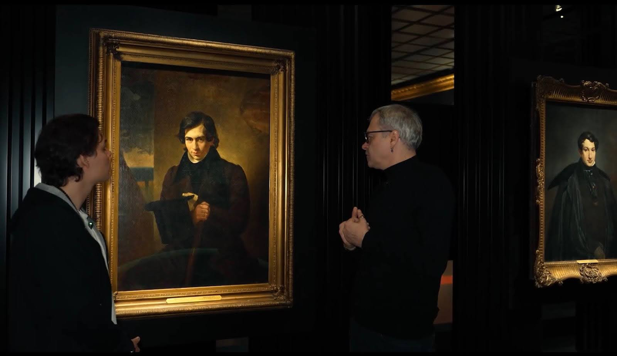 Юрий Омельченко и Кирилл Алексеев рядом с Портретом кукольника