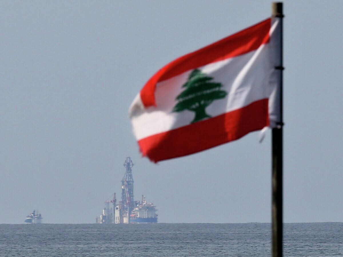    Флаг Ливана у бурового судна Tungsten Explorer. 27 февраля 2020 | © AP Photo / Hussein Malla