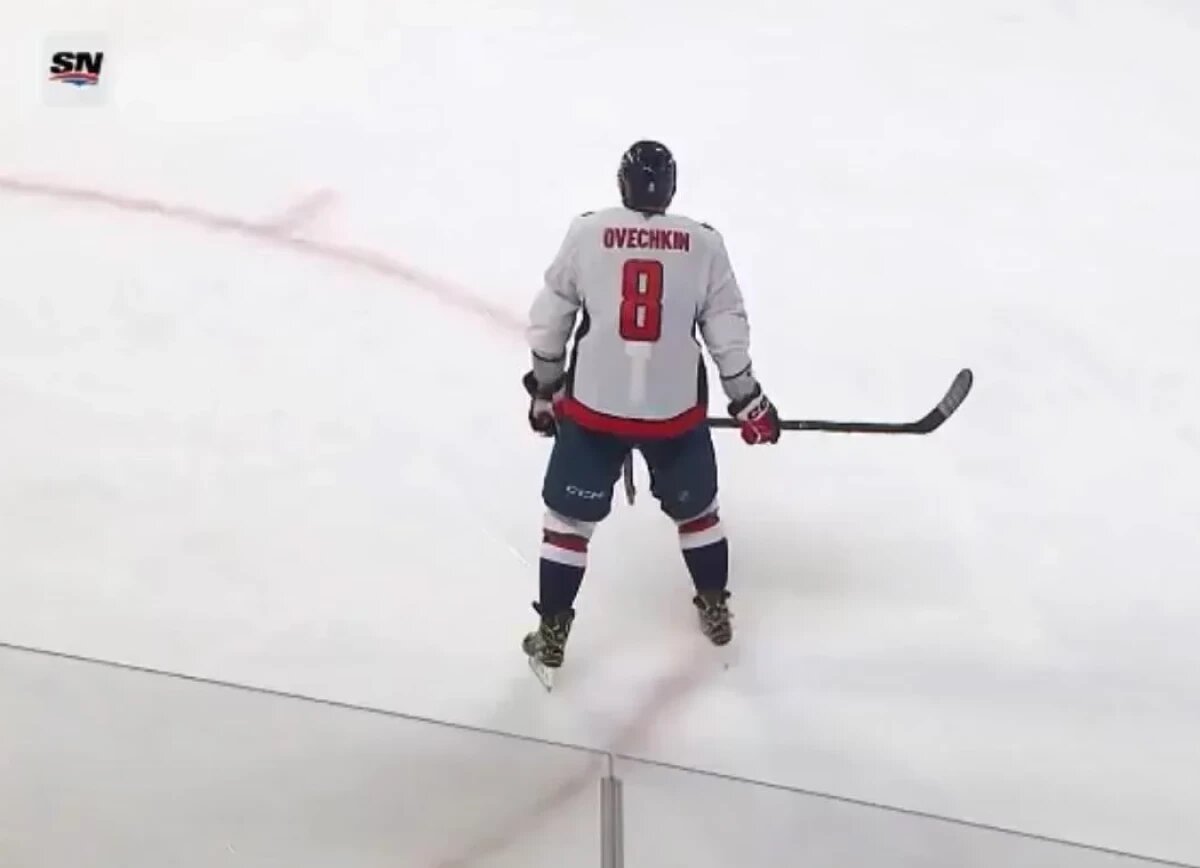     Канадские фанаты о видео с замершим во время игры Овечкиным: клянусь, подумал, это фотография