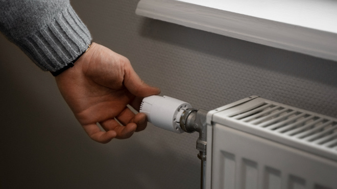 Фото: https://ru.freepik.com/free-photo/man-turning-off-radiator-energy-crisis_36291404.htm#fromView=search&page=1&position=0&uuid=8d2f0539-7bea-404b-914b-23e82c6bd81c&query=%D0%B1%D0%B0%D1%82%D0%B0%D1%80%D0%B5%D1%8F
