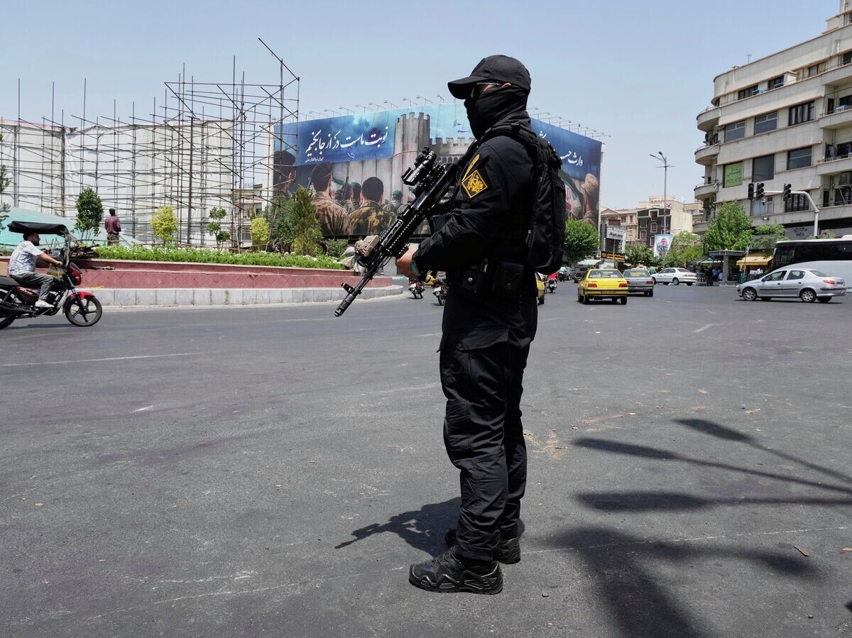    Член Корпуса стражей исламской революции Ирана в центре Тегерана | © AP Photo / Vahid Salemi