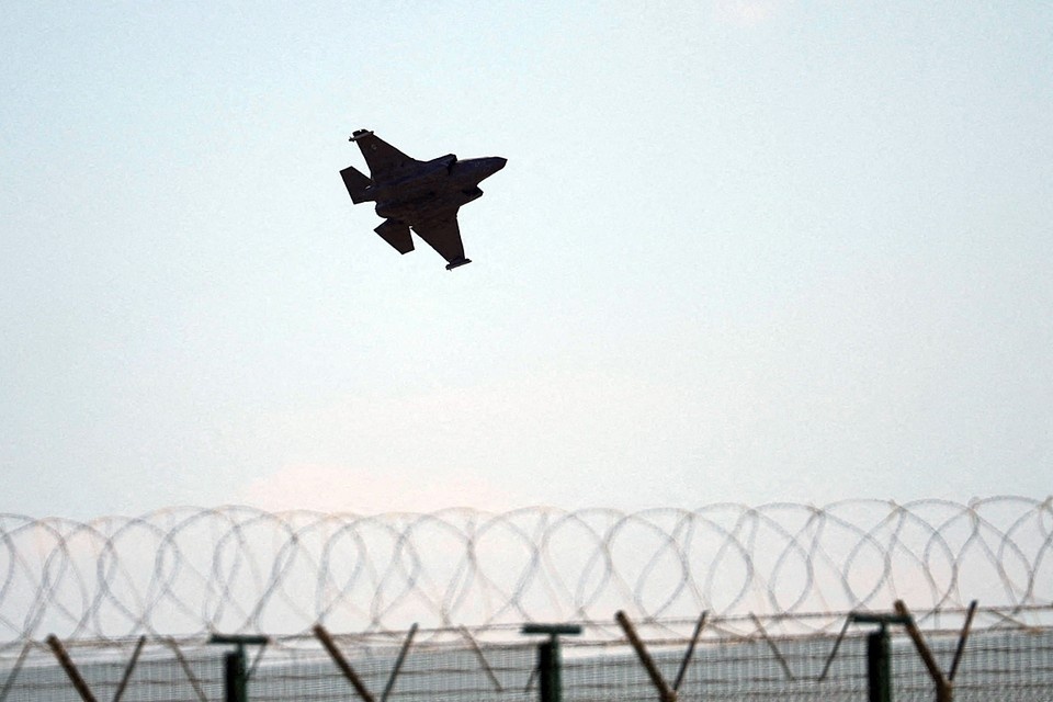    Днем вновь объявлялась тревога, а в небо поднимались истребители REUTERS