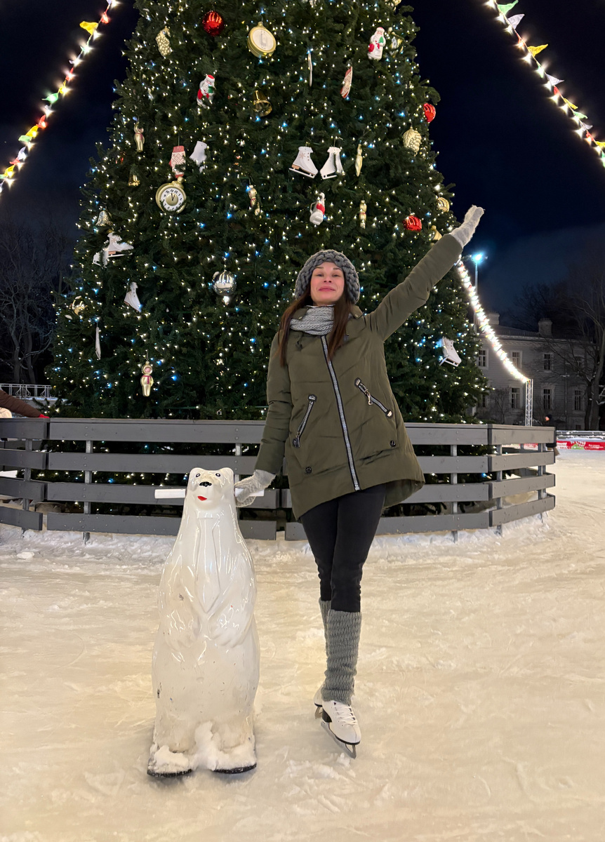Продолжительность бесплатного сеанса - 2 часа (с 9 до 11 утра). Для выхода на лед необходимо оформить бесплатный билет в Кассе катка. Либо оформить билет онлайн на сайте Парка за 1 рубль.