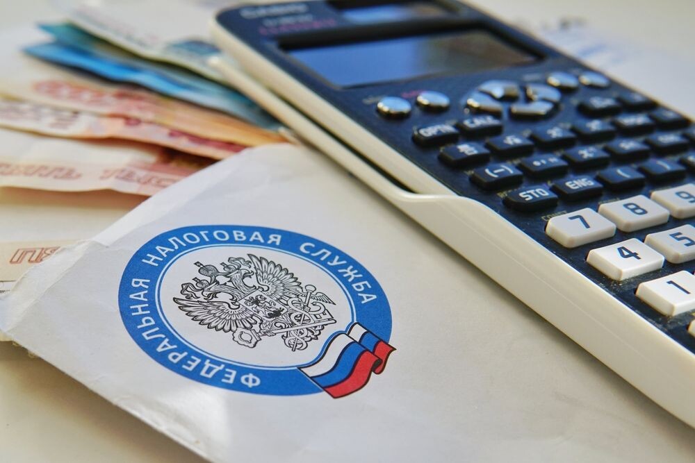 ФНС России расширила перечень мигрантов, обязанных вставать на учет в налоговых органах. Изменения связаны с поправками в статье 83 Налогового кодекса, вступившими в силу согласно Федеральному закону № 100-ФЗ.
Кто теперь должен проходить процедуру:
· Иностранные граждане, имеющие статус ИП в странах ЕАЭС.
· Мигранты, которые продают товары или проводят расчеты на территории РФ.
· Лица, оказывающие платные услуги физлицам через интернет.
Кроме того, обновился регламент взаимодействия с иностранцами (Приказ ФНС № ЕД-7-14/728@). Главное нововведение коснулось документооборота: теперь вместо привычных свидетельств о постановке на учет (или снятии с него) налоговая служба будет выдавать выписки из Единого государственного реестра налогоплательщиков (ЕГРН).
Напомним, что общий порядок учета для отдельных категорий иностранцев (проживающих в РФ по месту жительства, владеющих недвижимостью или транспортом, получивших наследство, а также адвокатов и лиц без определенного места жительства) регулируется Приказом Минфина № 188н.
Отдельно стоит отметить, что порядок исчисления и уплаты НДФЛ для работающих по найму иностранцев по-прежнему определяется статьей 227.1 НК РФ.
