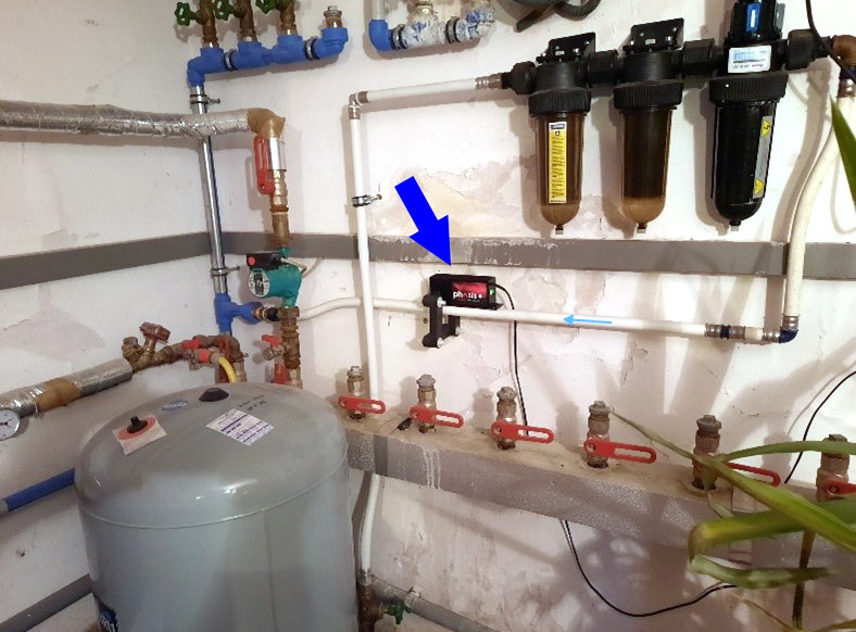 Ферритное противонакипное устройство смотировано на вводе воды в дом, после фильтров.