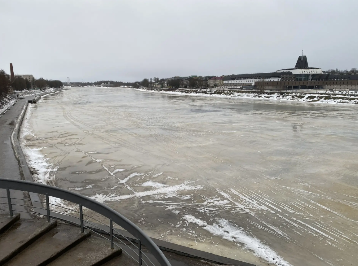 Река Великая подо льдом. Фото из канала Бориса Елкина в мессенджере MAX