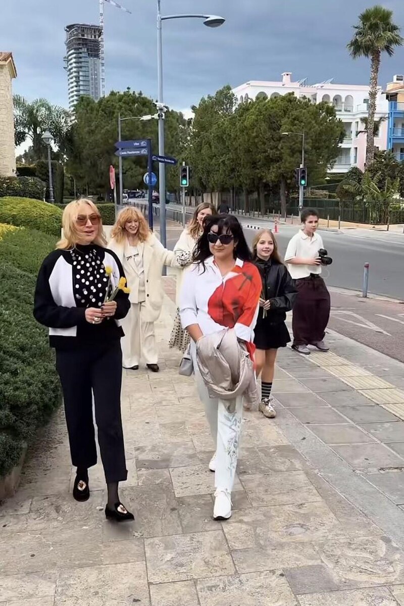    Алла Пугачева с детьми и друзьями Соцсети