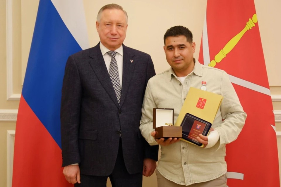    Мужчина рисковал собой, но спас мальчика, упавшего с седьмого этажа. Фото: gov.spb.ru