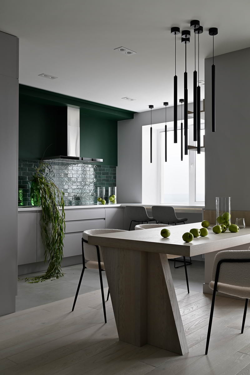 Столовая и кухня. Обеденный стол выполнен по эскизам автора проекта в столярной мастерской Дмитрия Коровкина (Пенза). Стулья Stool Group. Кухонный гарнитур «Мария».  На полу керамогранит Atlas Concorde.