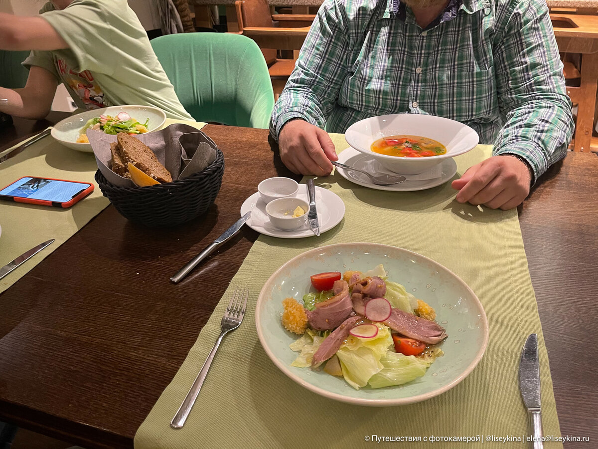 Все что вы видите на этой фотографии (это суп и два салата) обошлось как-то в Кисловодстве в 2500р. 