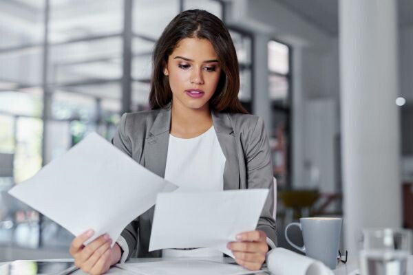 Приказ ФНС России от 12.01.2026 № ЕД-1-21/2@
Начиная с 2027 года, налоговые органы возьмут на себя функцию расчета имущественных налогов для организаций, включая транспортный, земельный и налог на имущество по кадастровой стоимости, а также авансовых платежей по ним. Ежеквартально компании будут информироваться о рассчитанных суммах. Предусмотрена процедура оспаривания: при несогласии с суммой, организация вправе представить свои аргументы и документы. Налоговая служба обязана рассмотреть их в месячный срок и, в случае изменения расчета, выслать новое уведомление. ФНС России обновила форму для подачи пояснений, которая теперь охватывает не только налоги, но и авансовые платежи. Важно отметить, что уведомления об авансовых платежах по транспортному налогу и налогу на имущество будут направляться только при наличии установленных отчетных периодов на региональном уровне. Аналогично, по земельному налогу, уведомления об авансовых платежах будут поступать при наличии отчетных периодов, определенных муниципальными актами. В отсутствие установленных отчетных периодов, авансовые платежи не подлежат исчислению и уплате.
