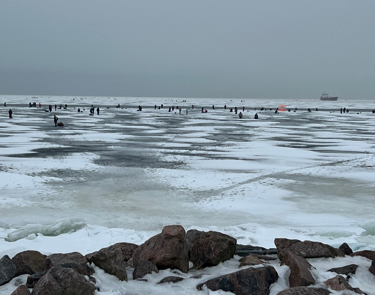 Кто был рядом с трещиной, успели перемахнуть, а вот остальным пришлось ждать... 