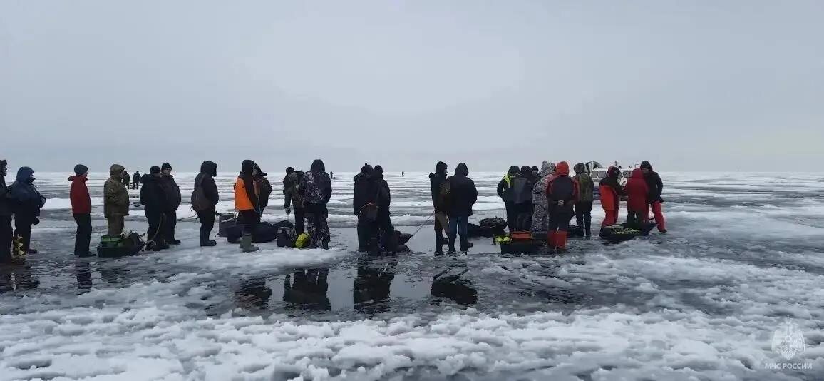Очередь перед посадкой на подушку МЧС