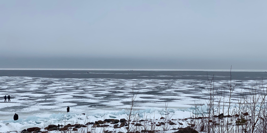 ПЛАВАЛИ, ПЛАВАЕМ И БУДЕМ ПЛАВАТЬ на льдинах! Питерские рыбаки устроили традиционный заплыв