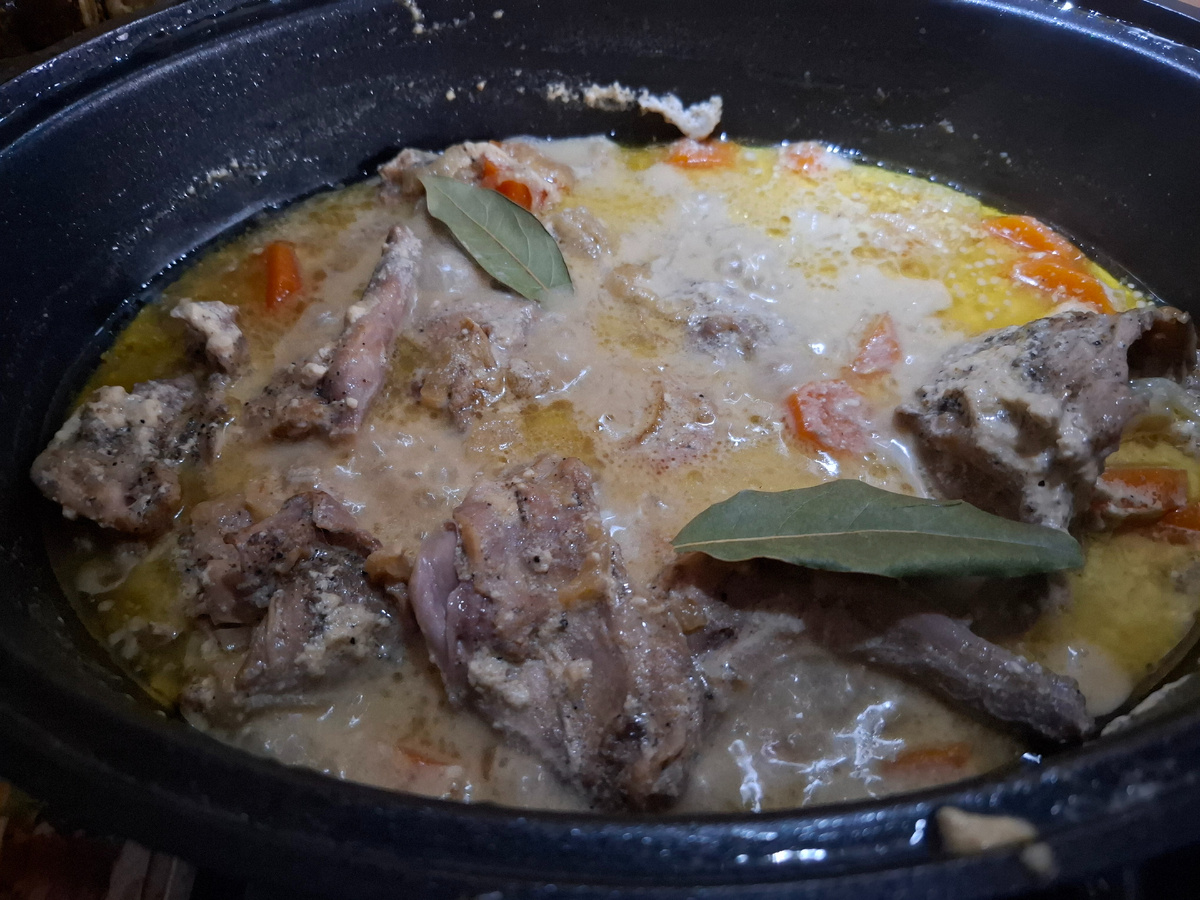 Фото автора.Готовим кролика  в сметане!