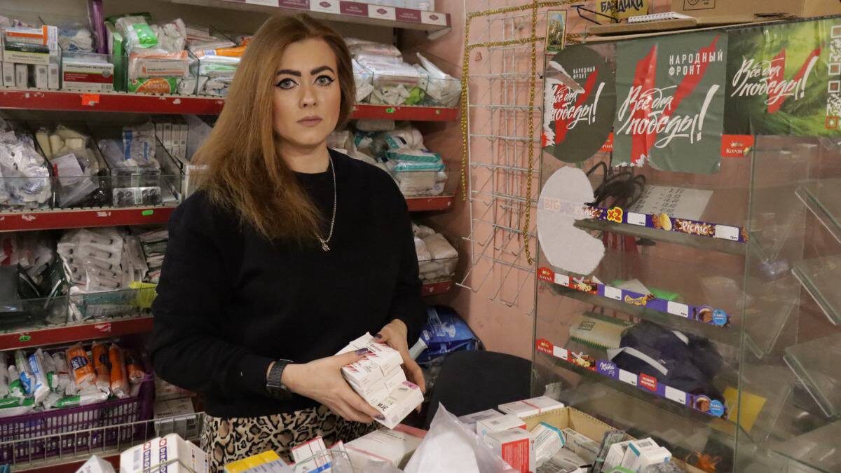    Жительница города Горняк, активист Народного фронта Алена Сергеенко в местном пункте выдачи гуманитарной помощи / Фото: Арсений Козырев