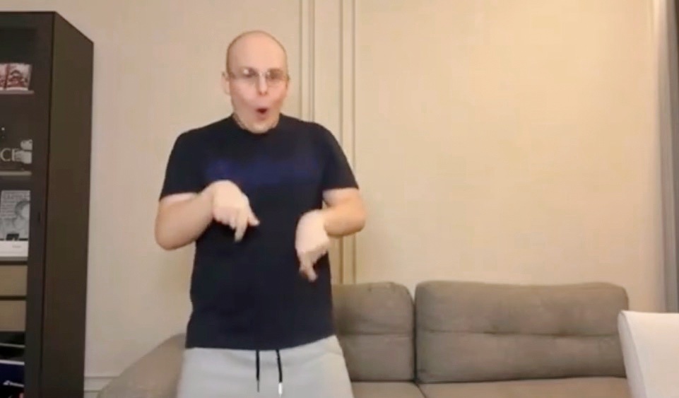 Toxis танцует под трек Nobody