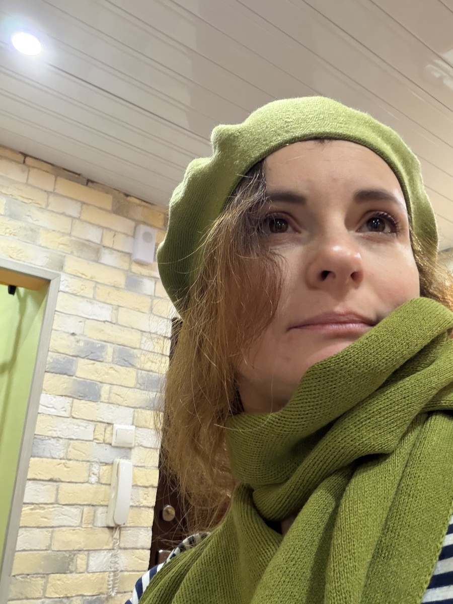 Зеленый берет и шарф