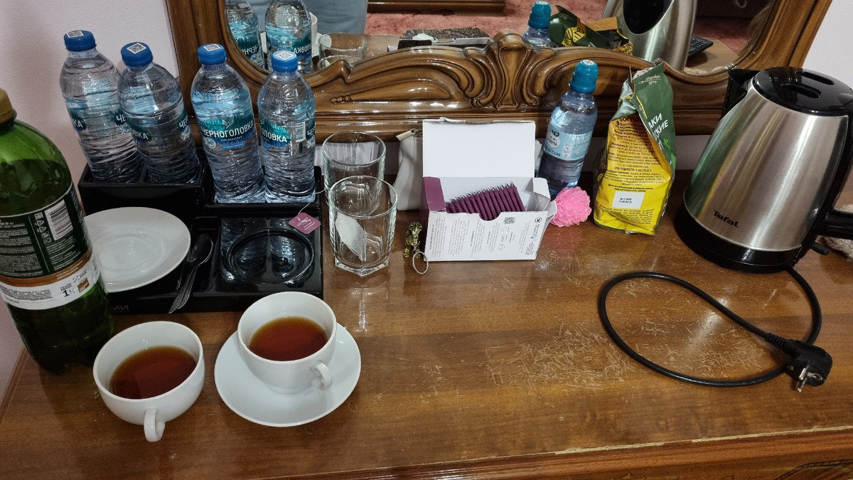 Мы с собой обязательно везём фрукты, чай, перекусы типа сыра, крекеров, творожки, безглютеновые продукты. Наши дети могут захотеть есть в любую минуту, так что нужно быть готовыми)