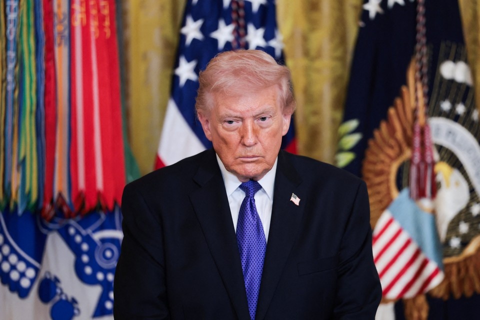    Странный вид Дональда Трампа после эскалации конфликта на Ближнем Востоке вызвал вопросы: что за следы на шее REUTERS