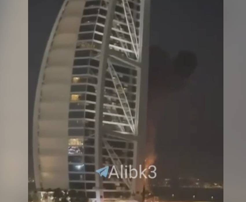   В дыму знаменитый "Парус". Фото: соцсети