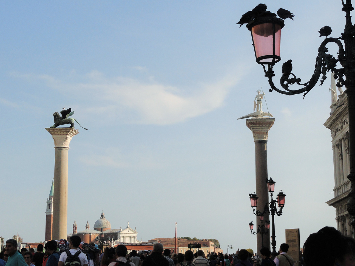 Святой Феодор Тирон и крылатый лев на фоне церкви Христо Сальваторо (Христа Спасителя) Венеция. Фото автора