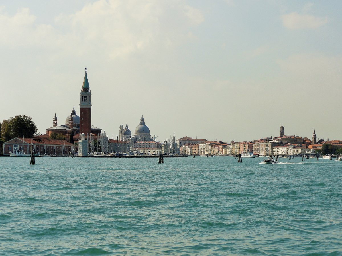 Вид на церковь Христа Спасителя (слева) и церковь Богородицы Здоровья (справа) с моря. Фото автора