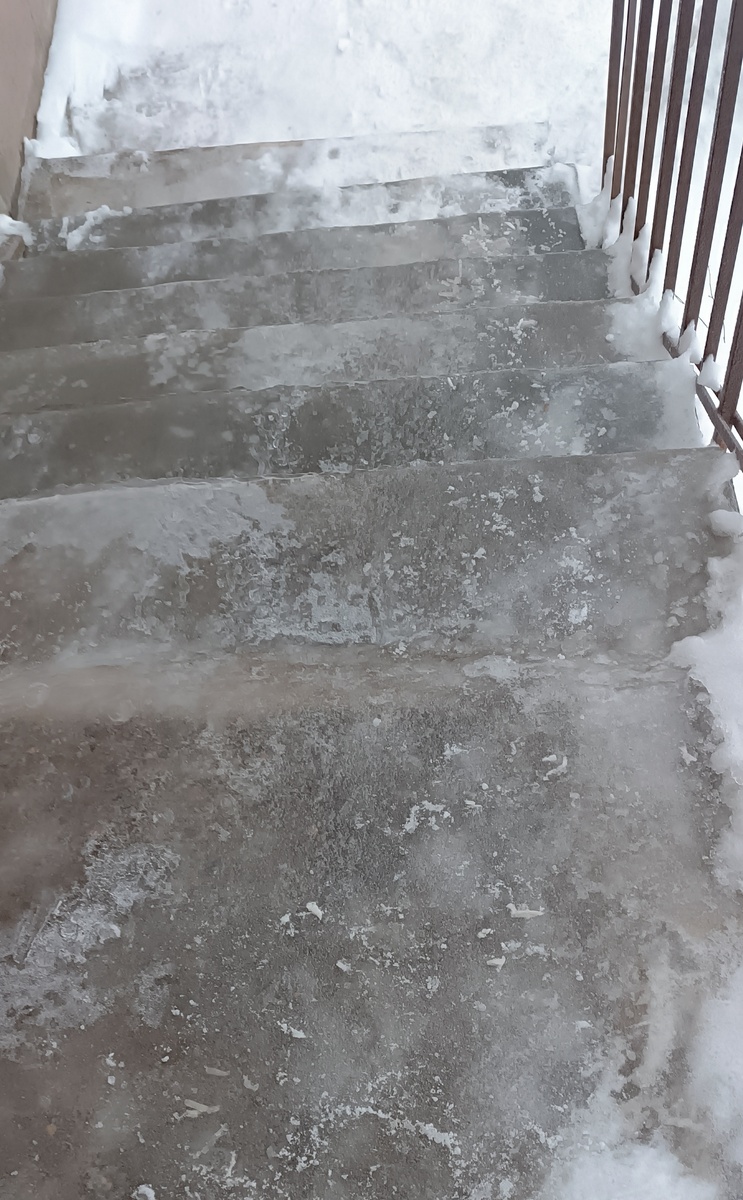 Видите? Там внизу обычный белый снег, не сырой, не ледяной 