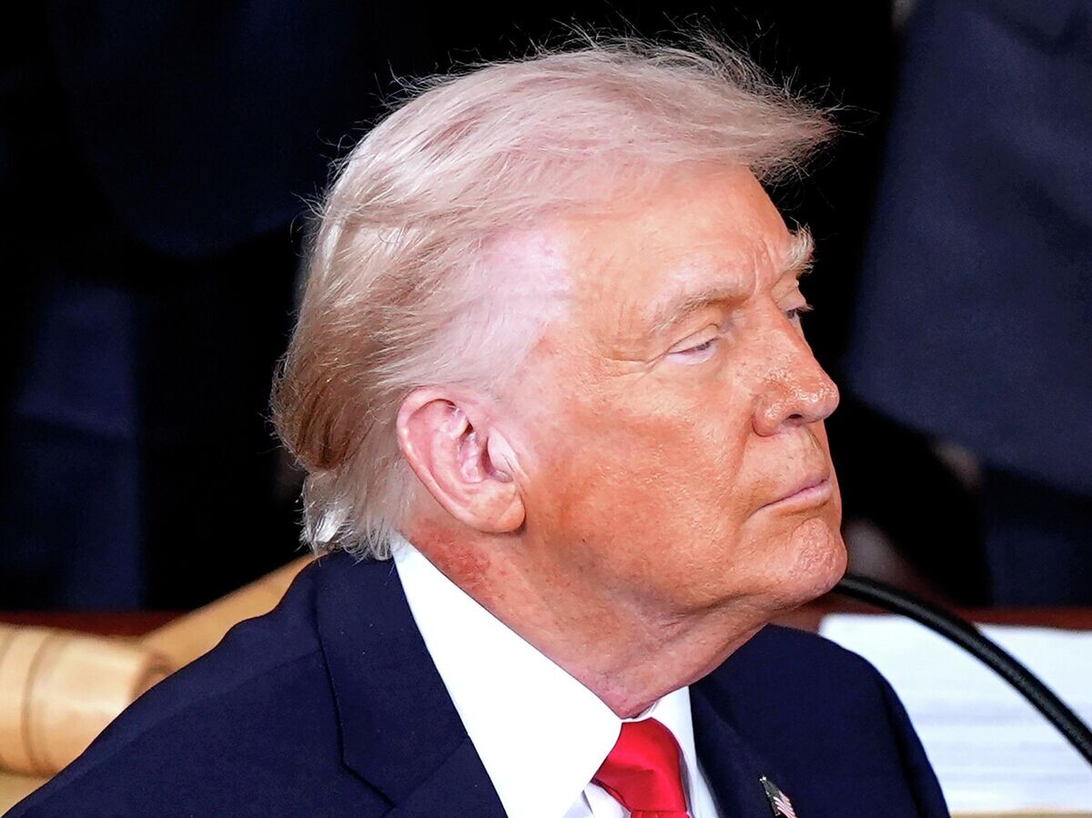    Президент США Дональд Трамп с красным пятном на шее | © AP Photo / Mark Schiefelbein